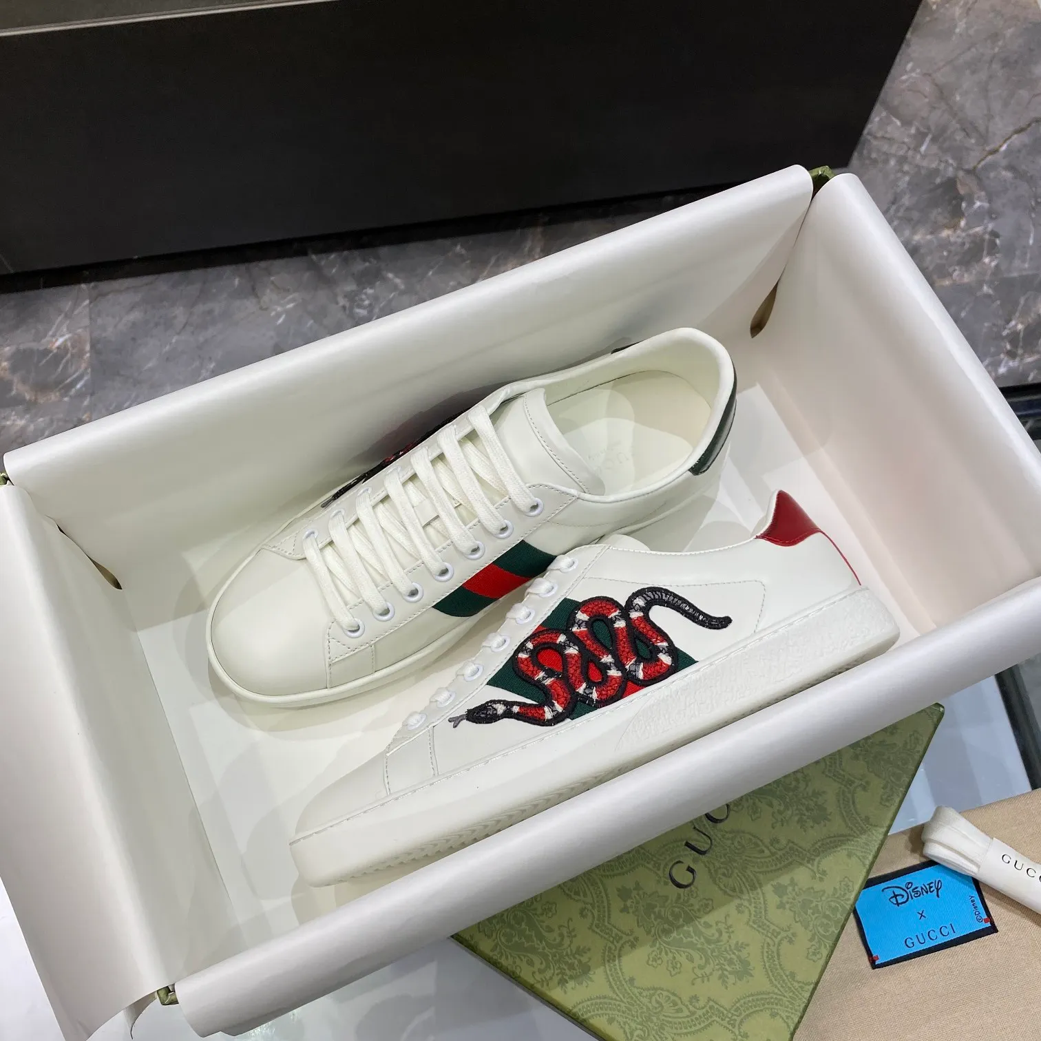 👟👟Ex-factory price 440👟👟 Men's size +10 Gucci's GG white shoes, the same style as Ni Ni, have been popular in recent years; new colors are constantly updated; stars, Internet celebrities, live broadcasts, etc. will definitely plant grass and call them. Classic fashion style, 5D drawing printing; electric embroidery surface, etc... Original customized cowhide color, first layer of cowhide inside, original outsole... Shiny color drawing/electric embroidery surface embellished on the side of the shoe body, package production process‼ Size: Female 35-40# Male 39-46#